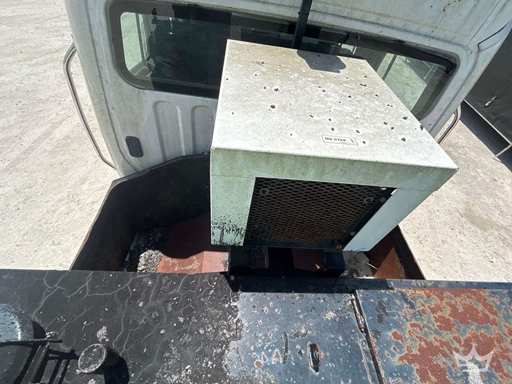 2015-freightliner-m2-106-image-18