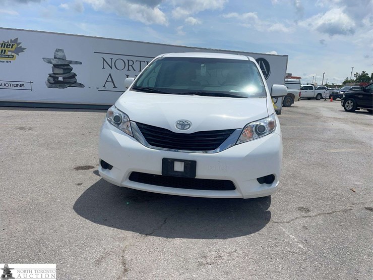 2013-toyota-sienna-image-2