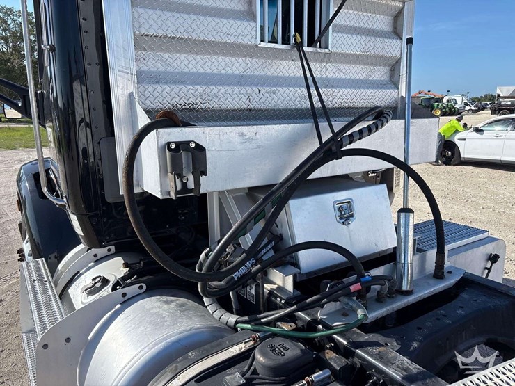 2018-peterbilt-579-image-15