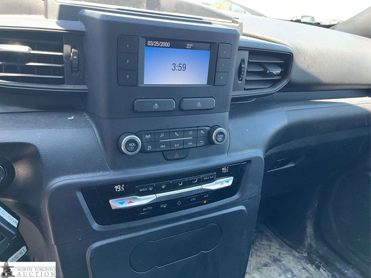 2022-ford-explorer-image-13