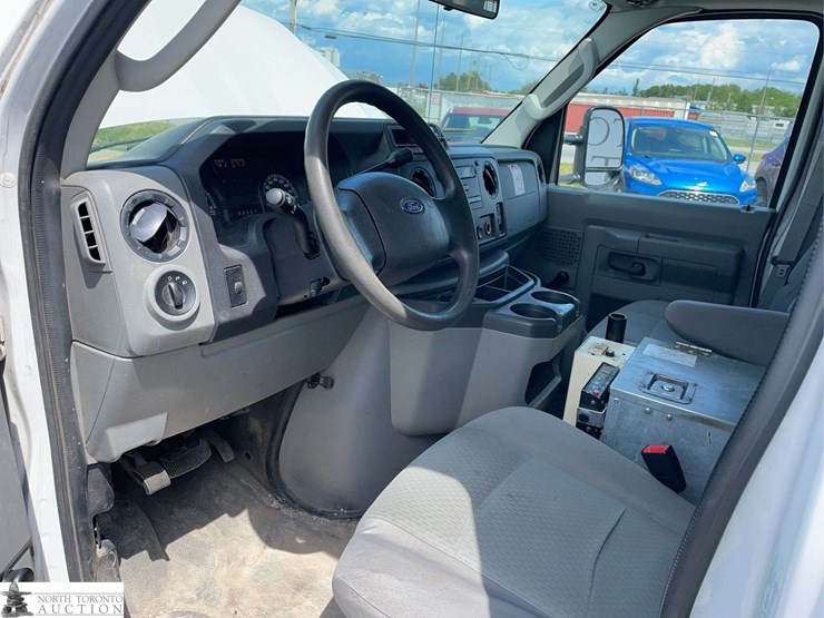 2010-ford-cargo-image-11