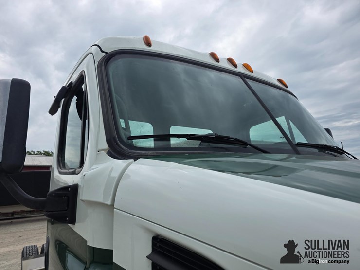 2013-freightliner-cascadia-113-image-11