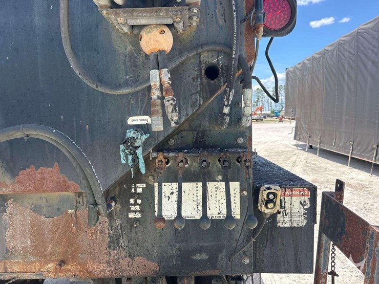 2015-freightliner-m2-106-image-15