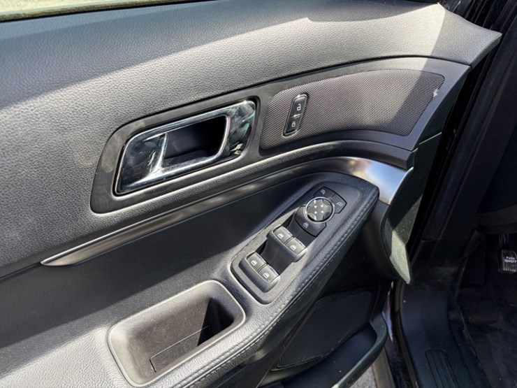 2016-ford-explorer-image-25