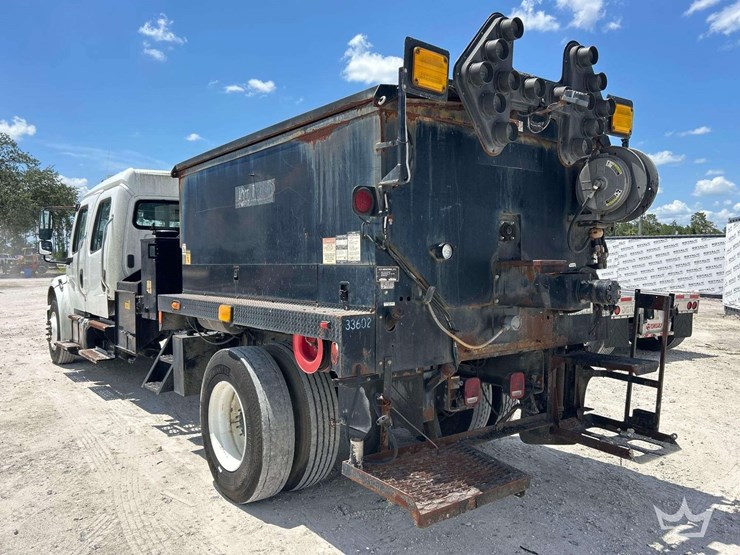 2015-freightliner-m2-106-image-4