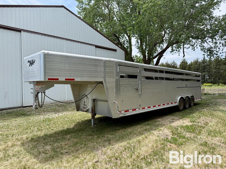2020-hillsboro-32'-tri/a-aluminum-livestock-trailer-image-1
