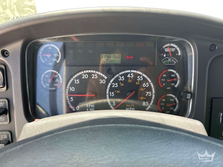 2015-freightliner-m2-106-image-27