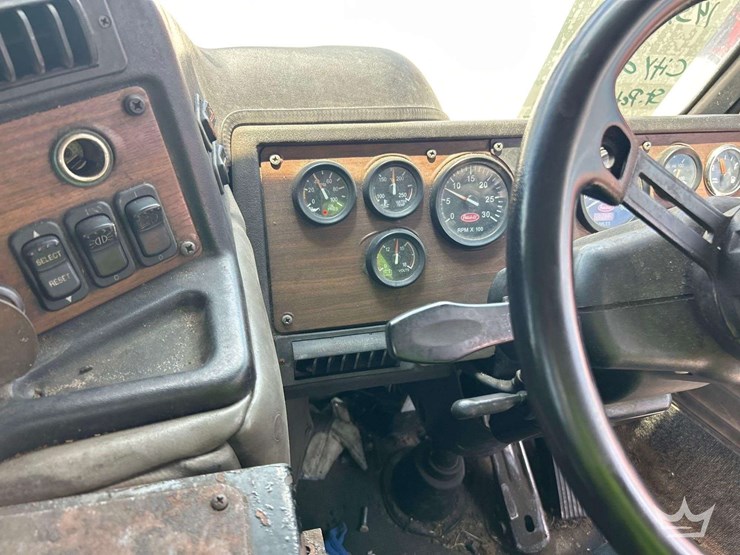 2013-peterbilt-320-image-16