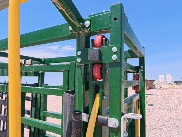 #1073-•-2019-arrow-quip-8600-cattle-chute-image-30