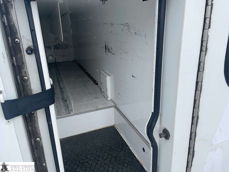 2017-chevrolet-express-s/a-cube-van-image-21