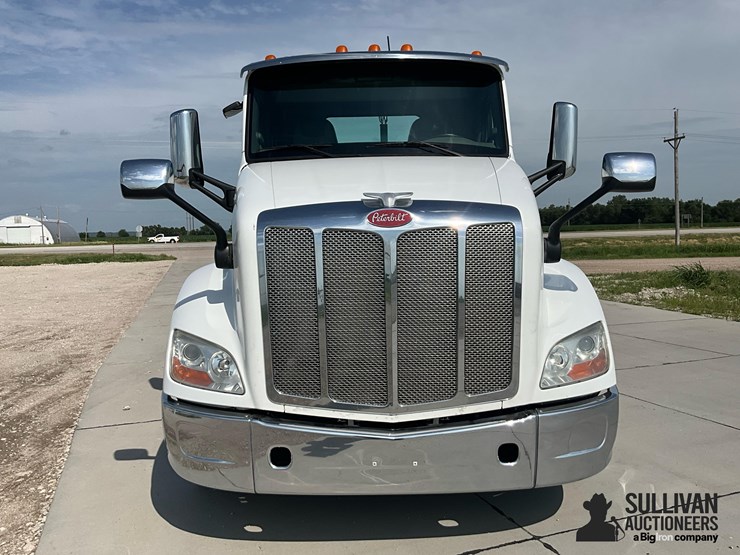 2016-peterbilt-579-image-2