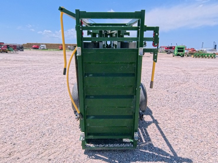 #1073-•-2019-arrow-quip-8600-cattle-chute-image-7