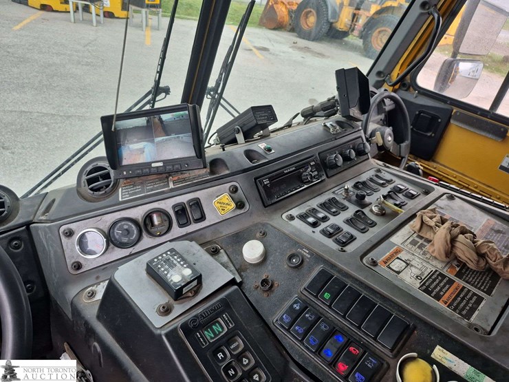 2018-mack-lr633-t/a-refuse-truck-image-17