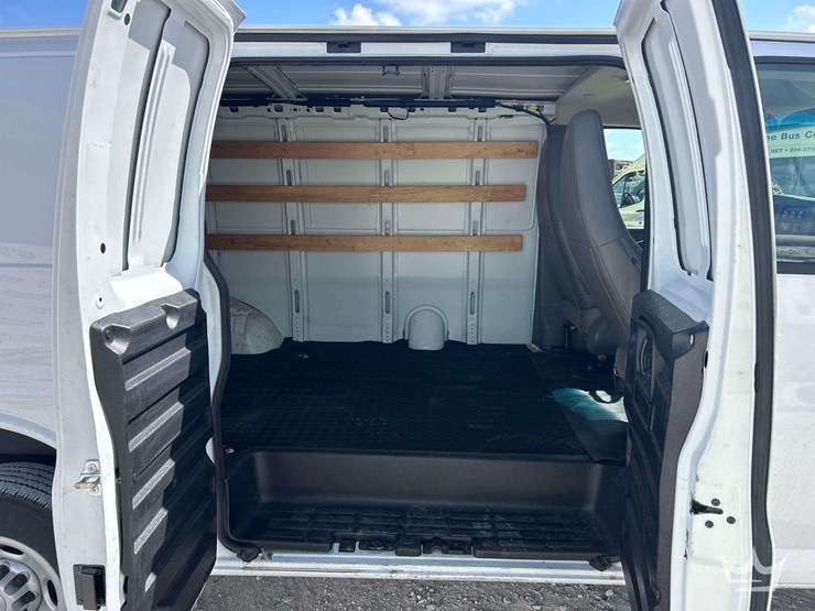 2023-chevrolet-express-2500-image-12