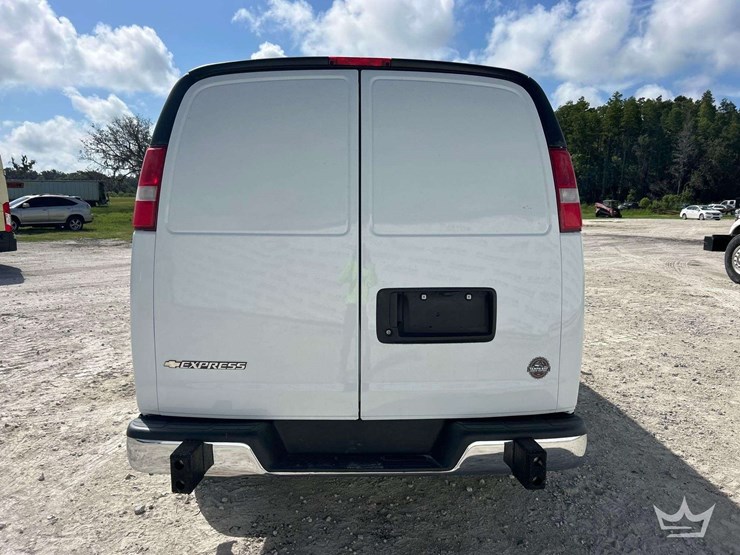 2023-chevrolet-express-2500-image-24