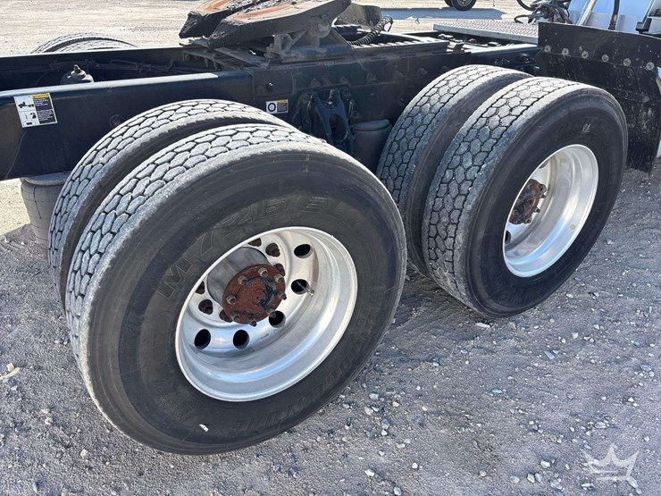 2018-peterbilt-579-image-54
