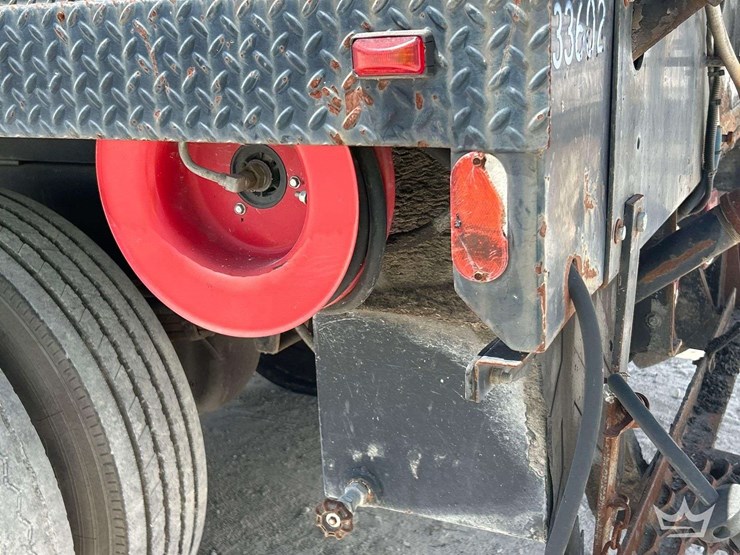 2015-freightliner-m2-106-image-19