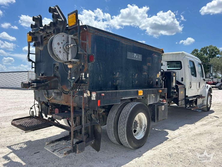 2015-freightliner-m2-106-image-3