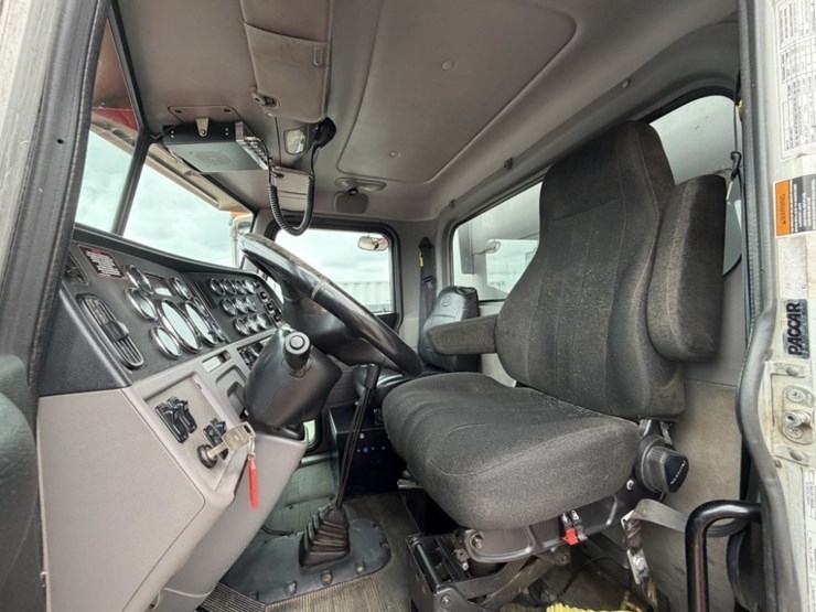 2014-peterbilt-367-image-12