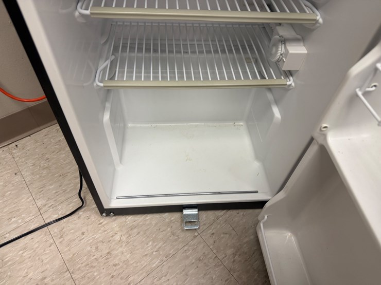 #3543-•-haier-mini-fridge-image-5