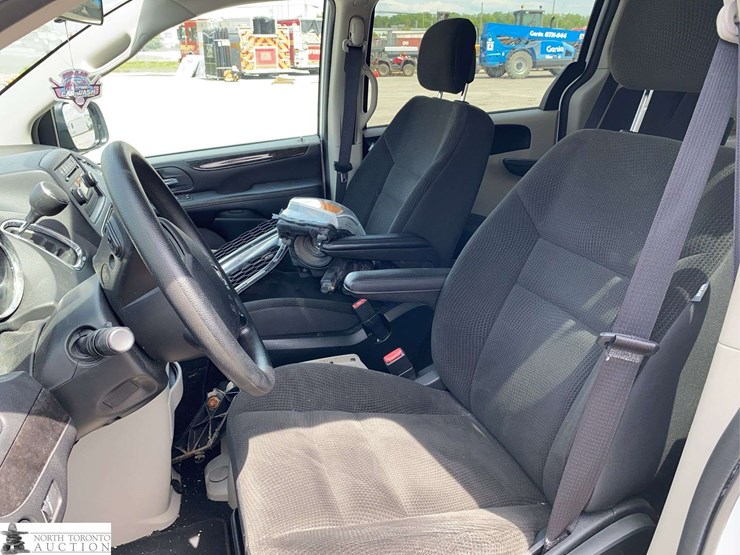 2017-dodge-grand-caravan-se-image-11