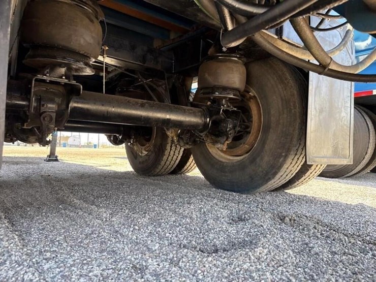 2020-versa-v-bottom-spreader-trailer-image-17