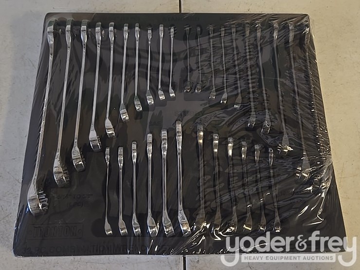 unused-32-piece-combination-wrench-set-with-case,-grip-image-4