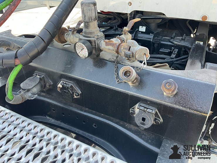 2016-peterbilt-579-image-13