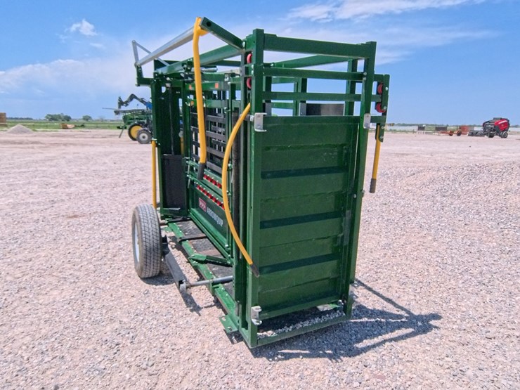 #1073-•-2019-arrow-quip-8600-cattle-chute-image-5
