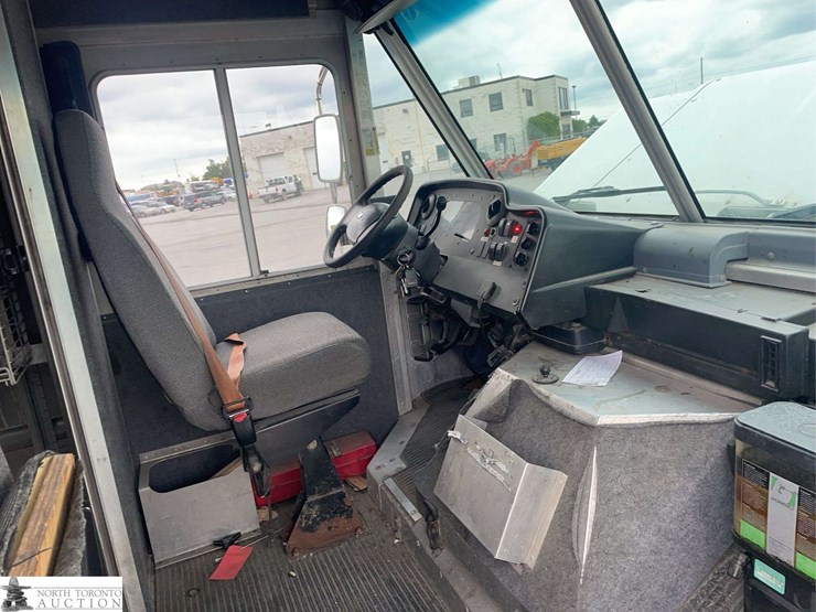2011-ford-e-series-s/a-step-van-image-11