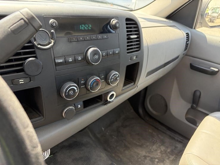 2011-chevrolet-silverado-2500-image-15