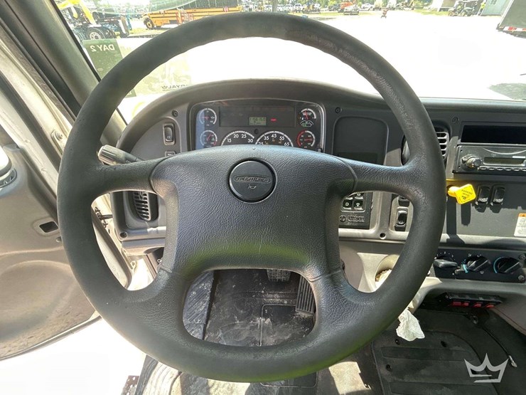 2015-freightliner-m2-106-image-24