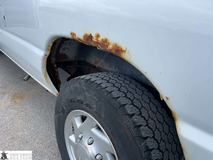 2010-ford-cargo-image-36
