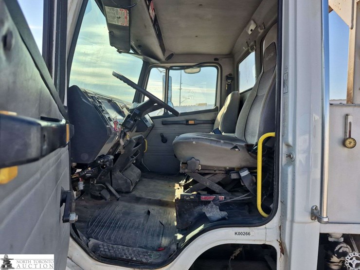 2002-freightliner-fl80-image-13