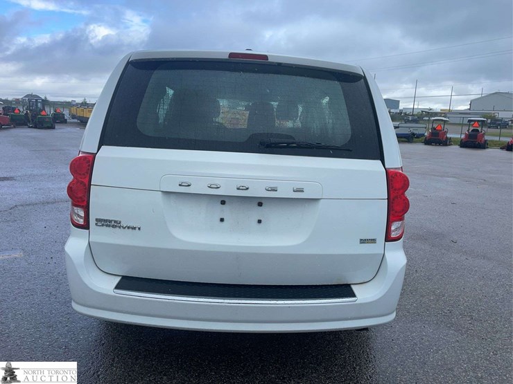 2015-dodge-grand-caravan-sxt-image-6