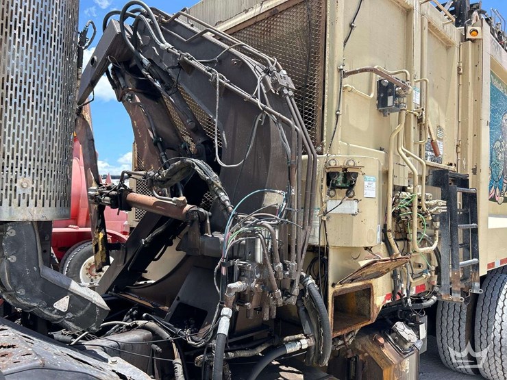 2013-peterbilt-320-image-32