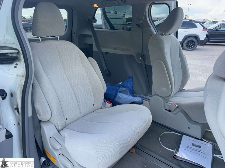 2013-toyota-sienna-image-18