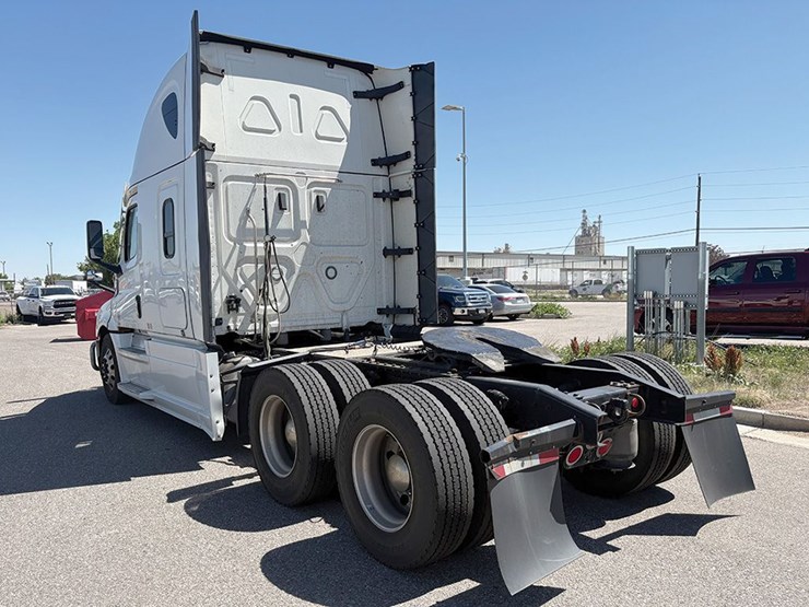 2023-freightliner-cascadia-126-image-2