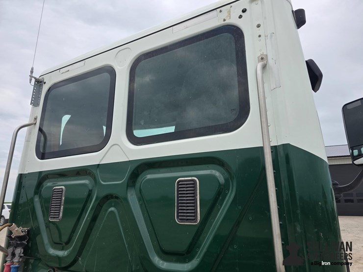2013-freightliner-cascadia-113-image-19