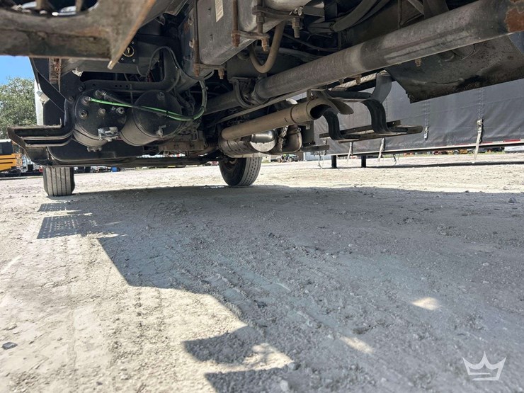 2015-freightliner-m2-106-image-34