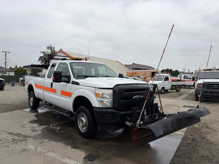 2016-ford-f350-xl-image-2