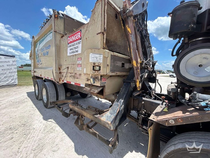 2013-peterbilt-320-image-25