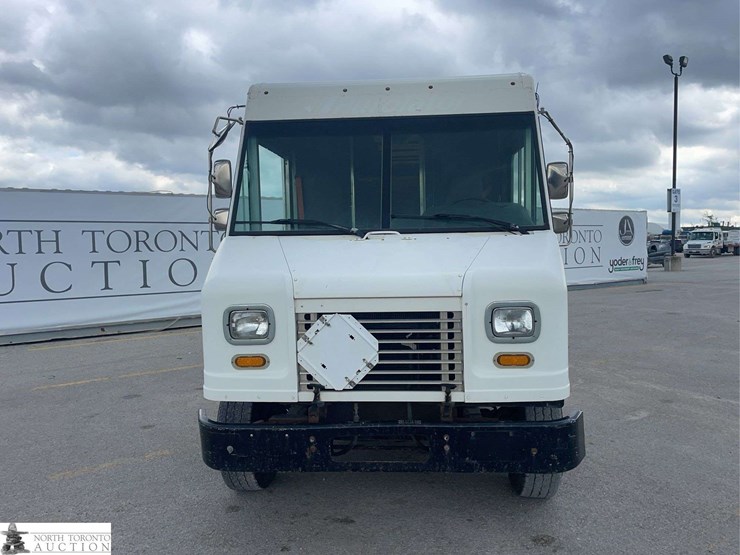 2011-ford-e-series-s/a-step-van-image-2