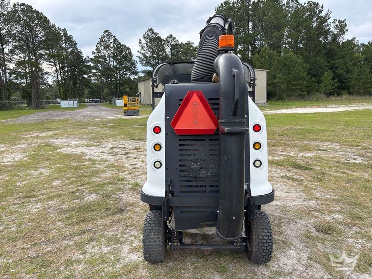 2017-madvac-lr50t-ride-on-litter-vacuum-image-54