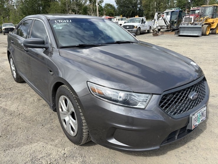 2017-ford-taurus-awd-sedan-image-2