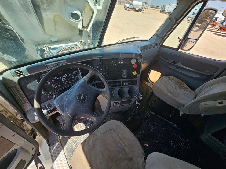 freightliner-cascaida-sleeper-truck-image-6
