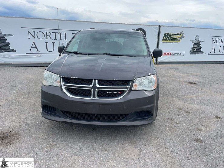 2016-dodge-grand-caravan-sxt-image-2
