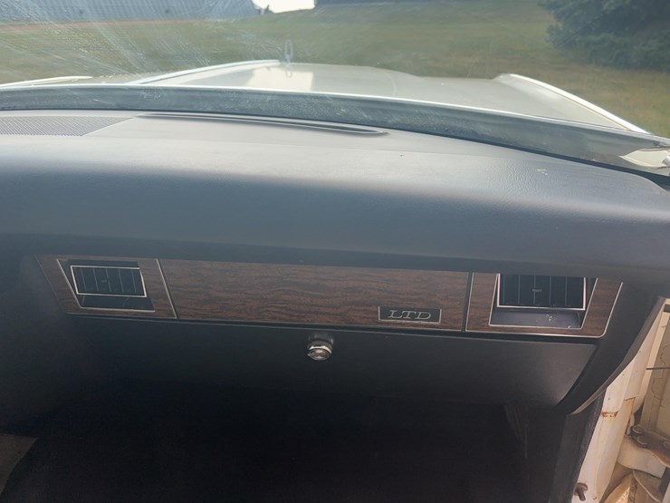 1976-ford-ltd-landau-image-12