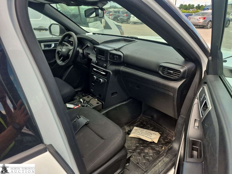 2020-ford-explorer-image-30