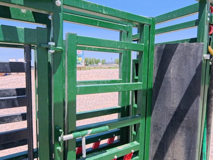 #1073-•-2019-arrow-quip-8600-cattle-chute-image-23
